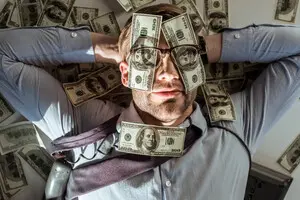 Аномально дешева гривня: перекупники знову добряче заробляють